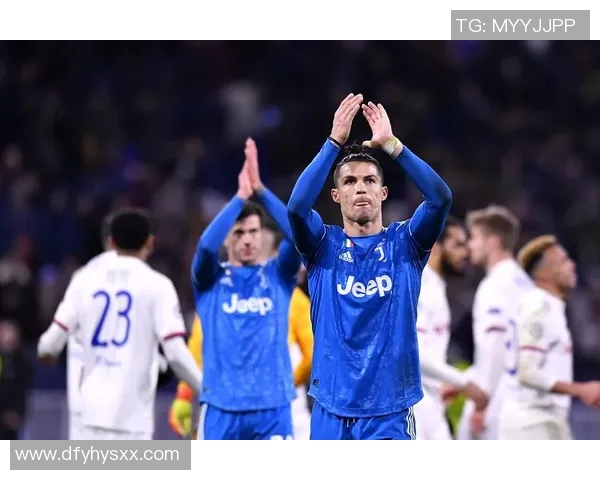 球迷疯狂冲场内抢C罗球衣欧冠赛场上演奇葩一幕